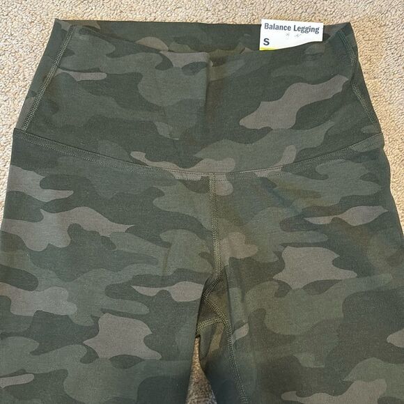 Old Navy Green Camouflage High Rise Leggings - Picture 4 of 4